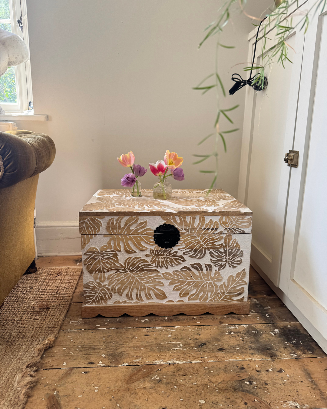 Hand-Carved Mango Wood Trunk – Monstera Leaf Design with Whitewashed Finish