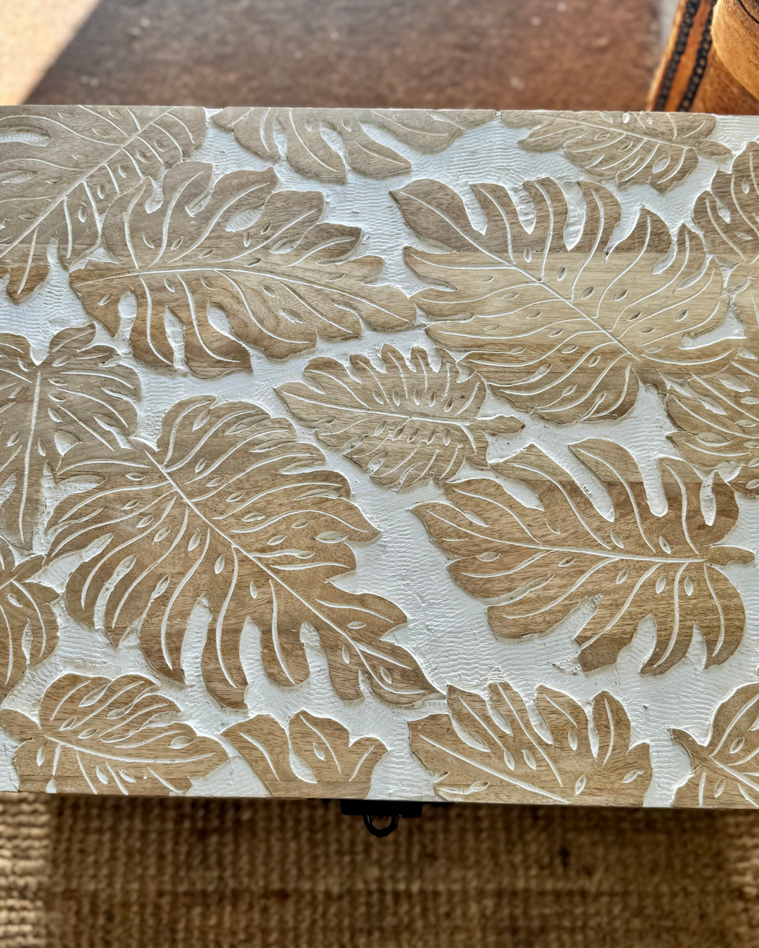 Hand-Carved Mango Wood Trunk – Monstera Leaf Design with Whitewashed Finish