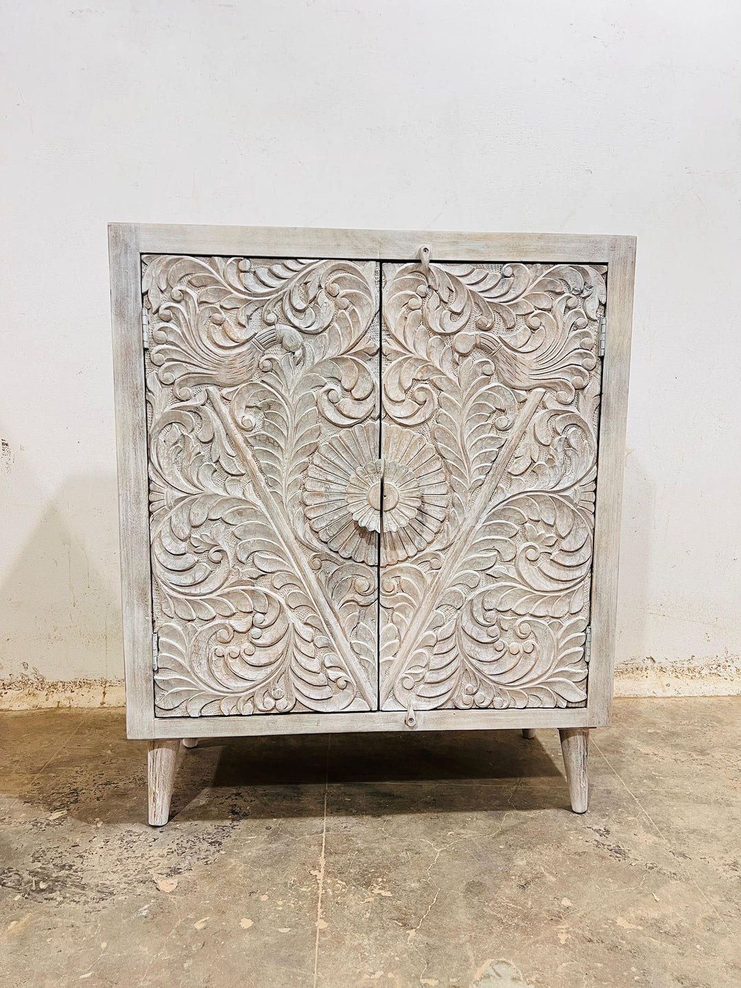 Hand-Carved Mango Wood Sideboard – Creamwash Finish with Peacock & Floral Motif