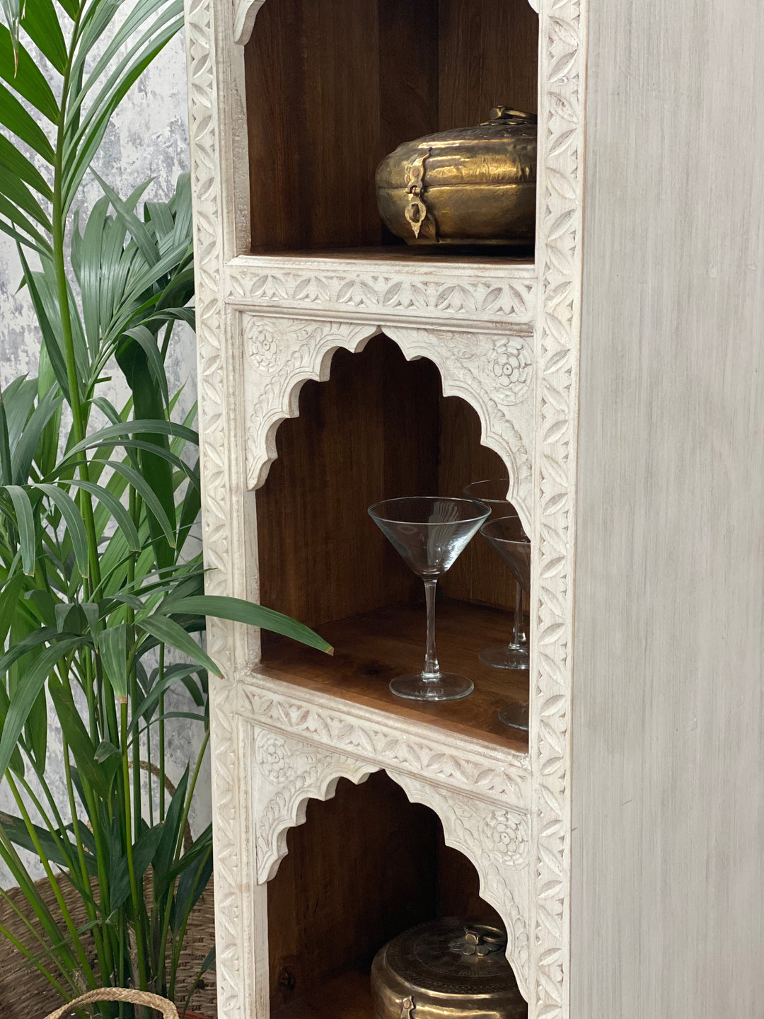 Hand-Carved Mango Wood Bookcase – Whitewashed Finish with Four Arched Display Shelves