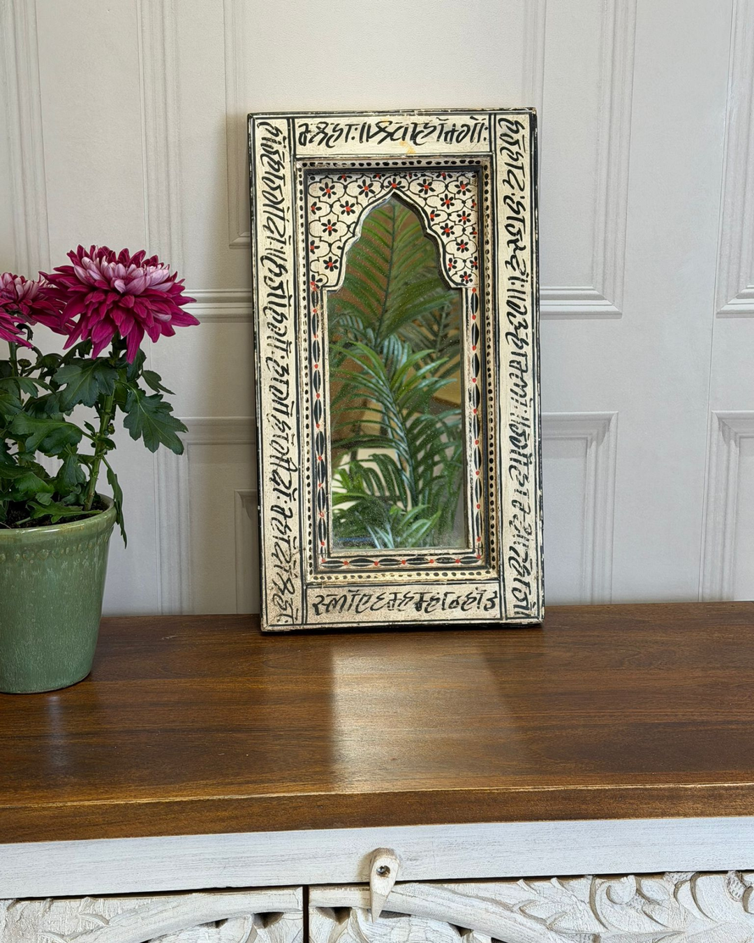 Hand-Painted Vintage Mango Wood Mirror – Black &amp; Cream Script Arched Design