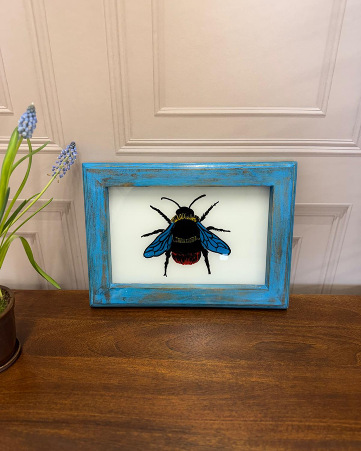 Hand-Painted Bumblebee Oil Painting – Blue Reclaimed Mango Wood Frame (22 x 29 cm)