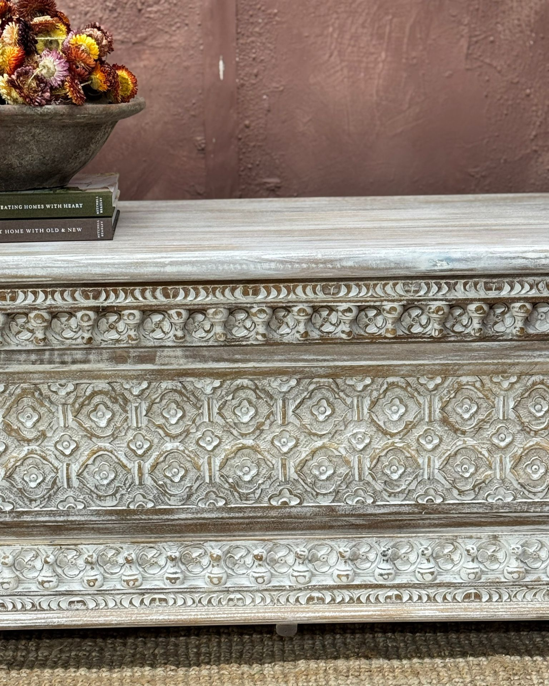 Hand-Carved Mango Wood Trunk – Whitewashed Finish with Traditional Detailing