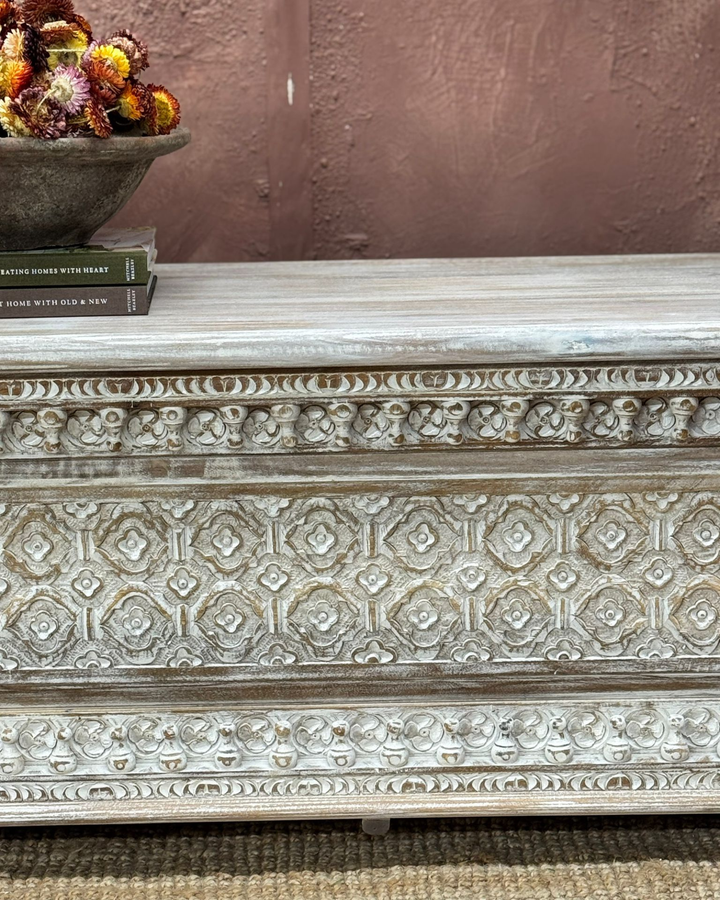 Hand-Carved Mango Wood Trunk – Whitewashed Finish with Traditional Detailing
