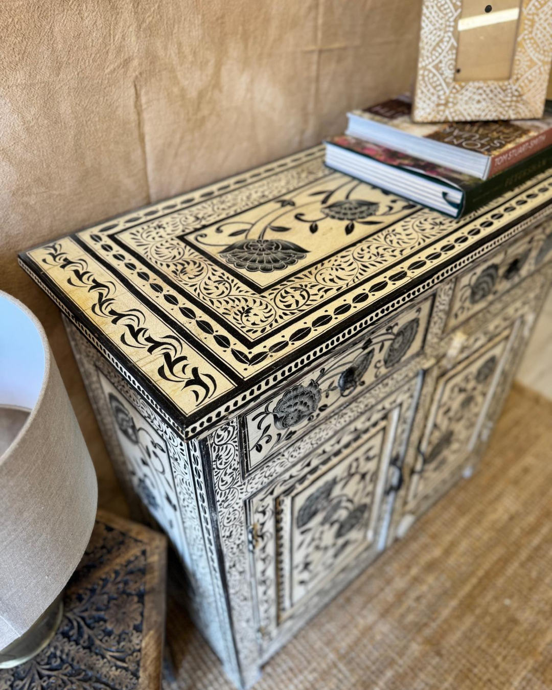 Hand-Painted Vintage Mango Wood Sideboard – Monochrome Floral Design with 2 Doors & 2 Drawers