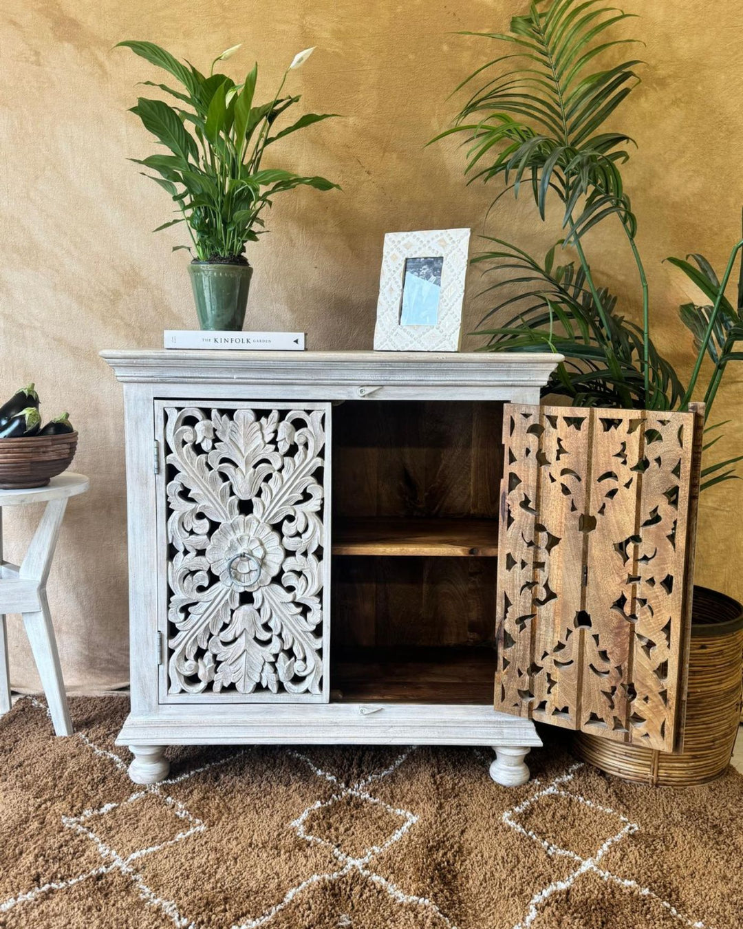 Hand-Carved Mango Wood Sideboard – Creamwashed Finish with Floral Detailing