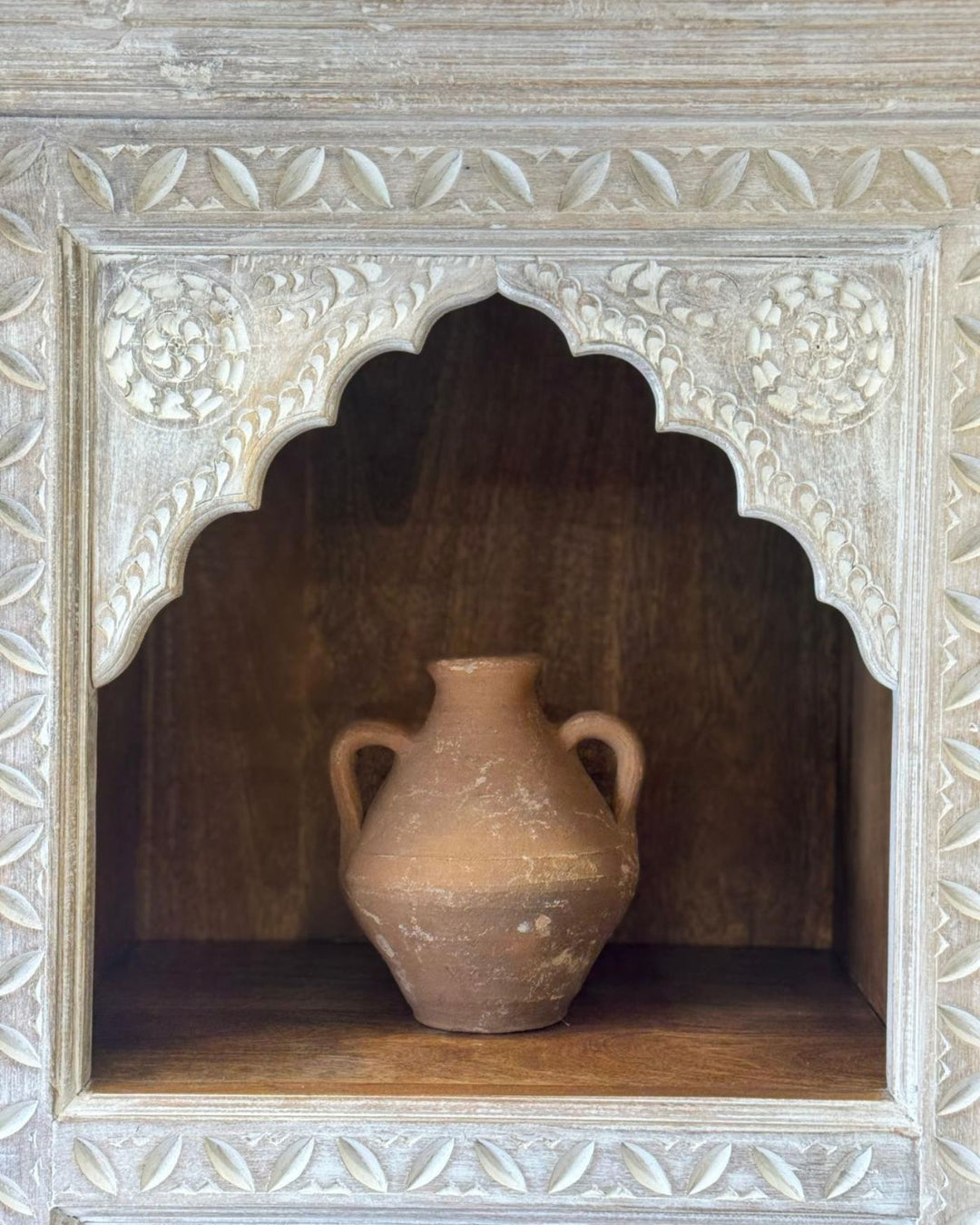 Hand-Carved Mango Wood Bookcase – Cream Washed Finish with Indian Arch Design