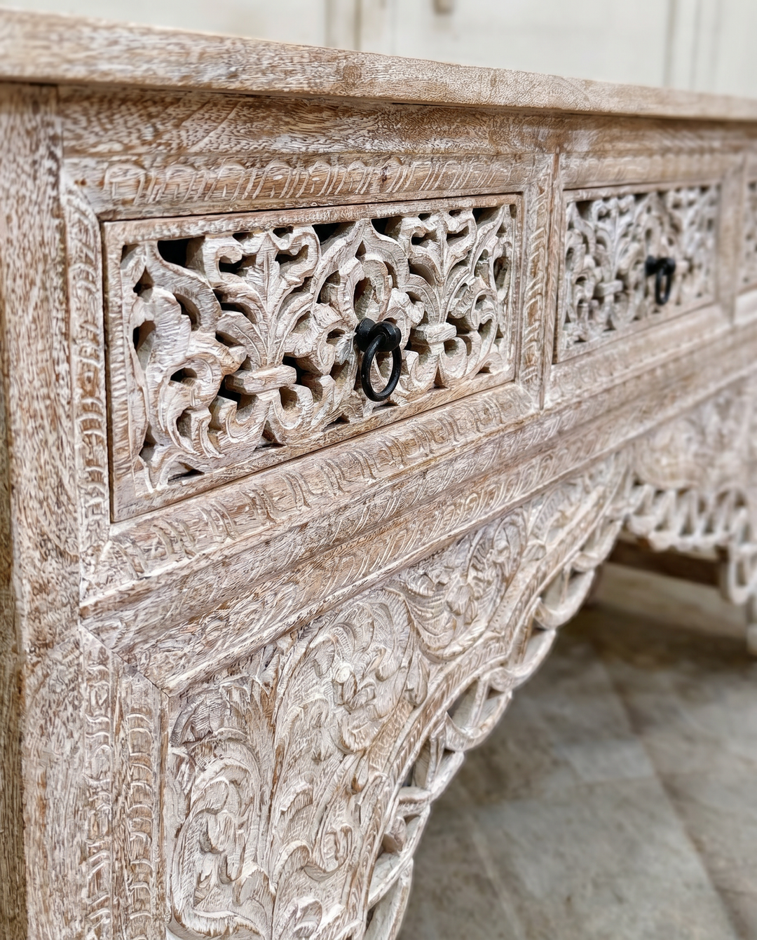 Hand-Carved Mango Wood Console Table – Cream Wash Finish with Ornate Arch Detail