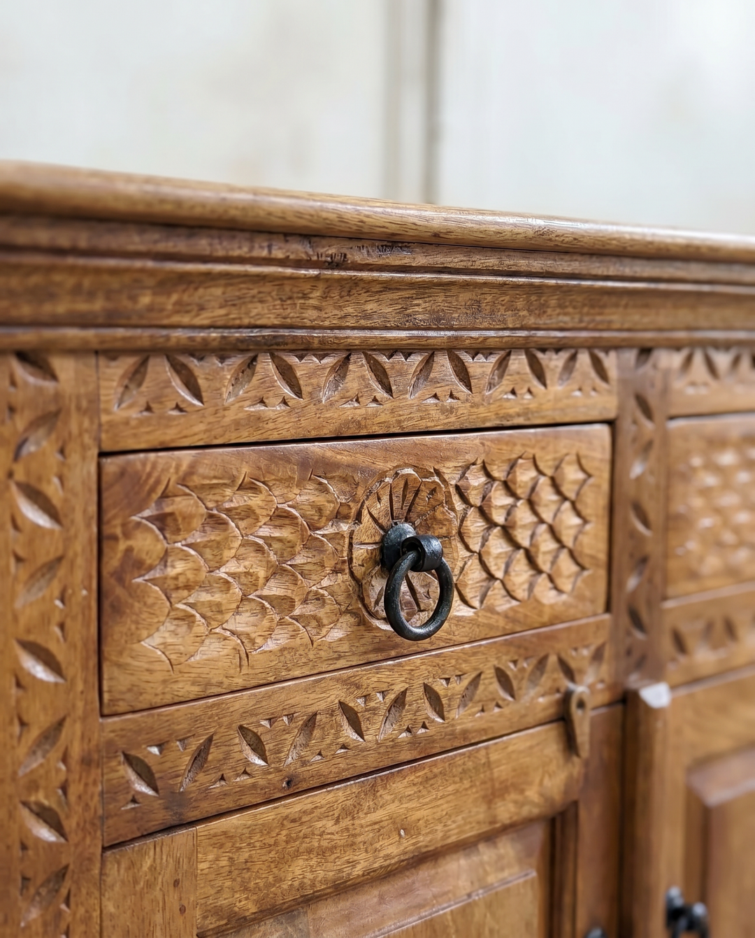 Hand-Carved Mango Wood Sideboard – Natural Polished Finish with 4 Doors &amp; 4 Drawers