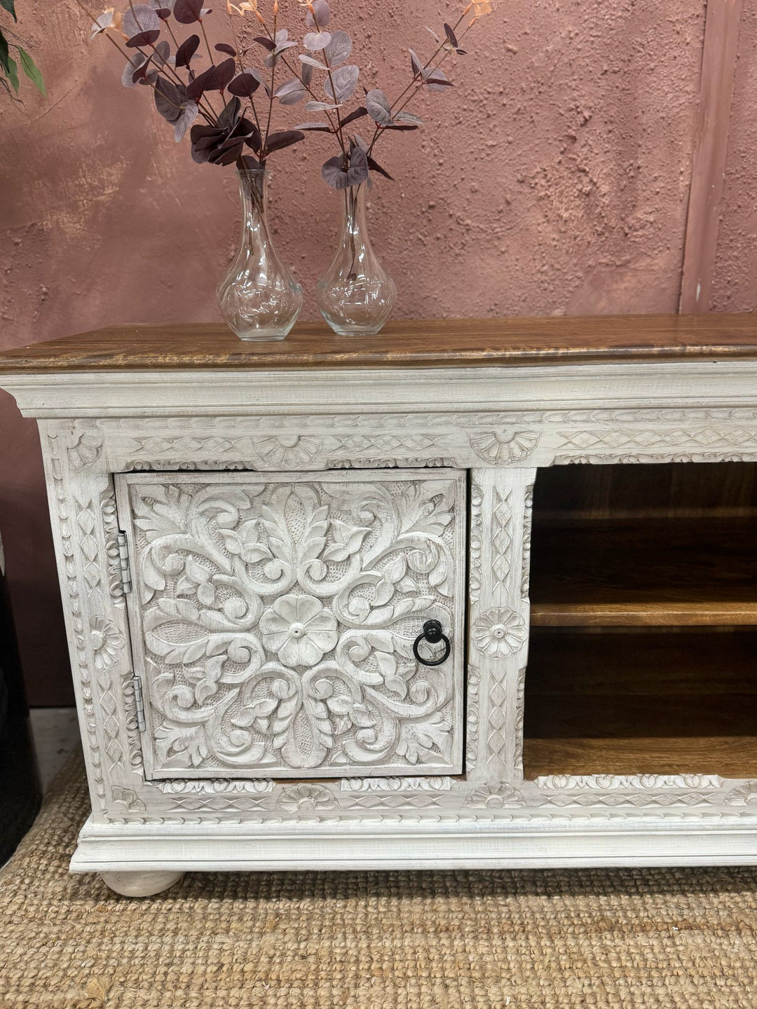 Hand-Carved Mango Wood TV Unit – Whitewashed Finish with Floral Detailing