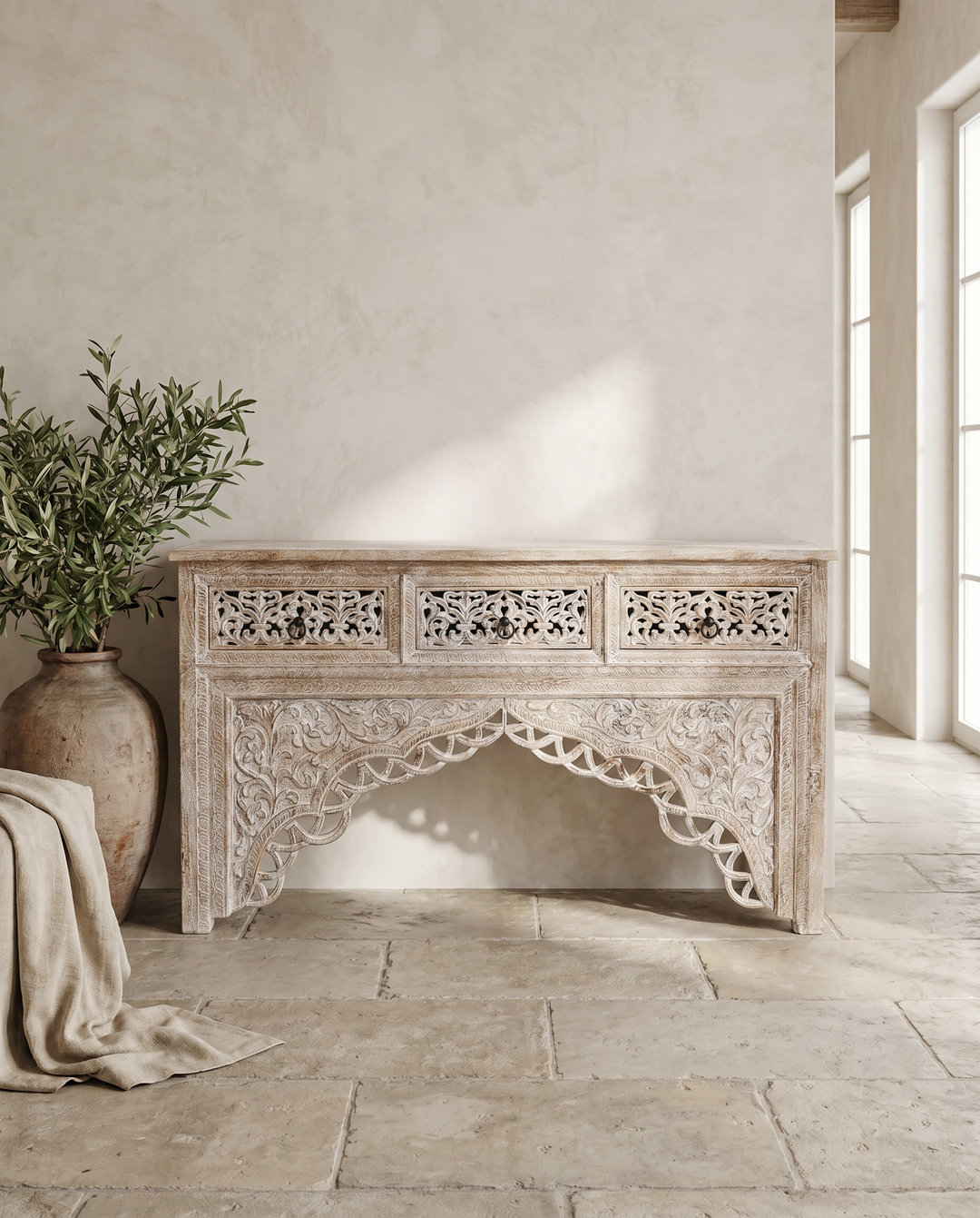 Hand-Carved Mango Wood Console Table – Cream Wash Finish with Ornate Arch Detail