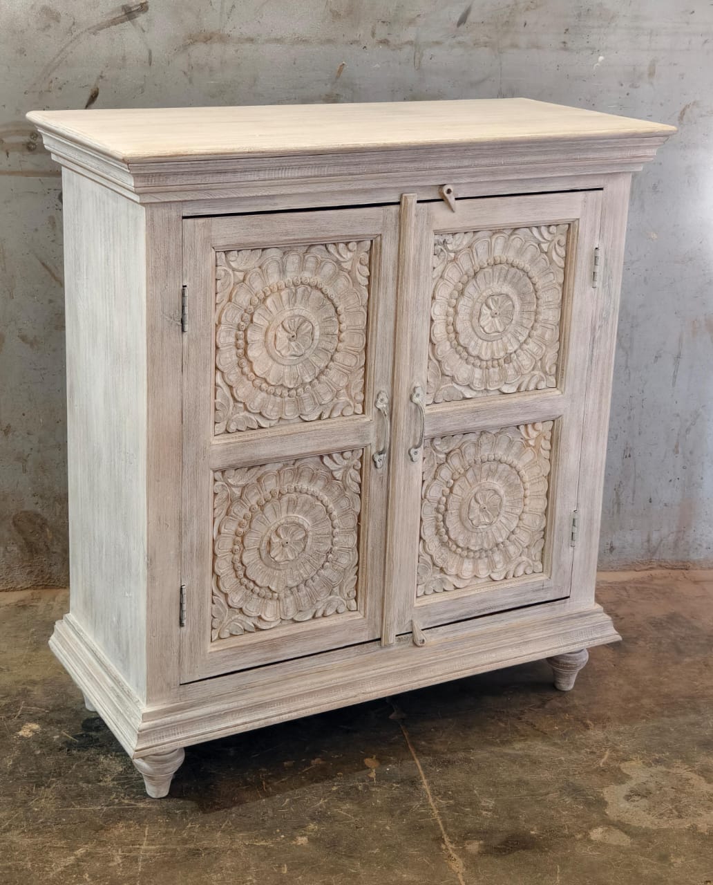Hand-Carved Mango Wood Sideboard – Creamwashed Finish with Floral Detailing