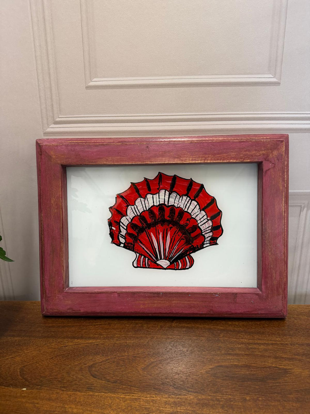 Hand-Painted Red Scallop Shell Artwork – Reclaimed Mango Wood Frame (22 x 29 cm)